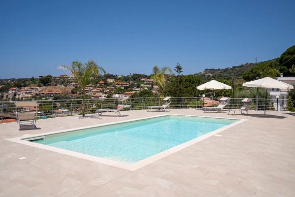 Villa Acquamarina per Gruppi e Famiglie a Capo Vaticano Costa degli Dei, Забронировать  Отели Санта-Марии с парковкой, Парковка