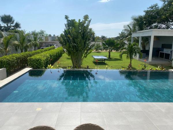 Villa d\exception piscine à débordement jardin tropical, Забронировать  Отели Мбур с бассейном, Бассейн