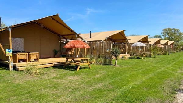 Safari lodge, Забронировать  Отели Kop van Noord-Holland с парковкой, Парковка
