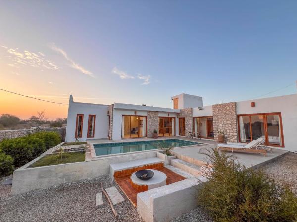 Villa Amwaj 15 min from Essaouira & Sidi Kaouki, Забронировать  Отели Марракеш-Тенсифт-Эль-Хауз с бассейном, Бассейн