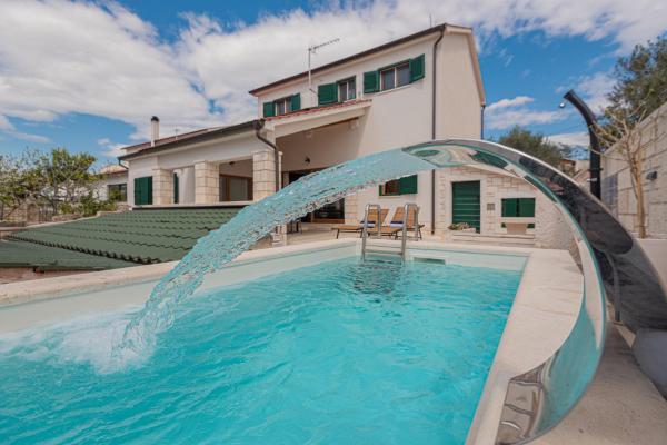 Villa V4, Забронировать  Отели Водице с парковкой, Парковка
