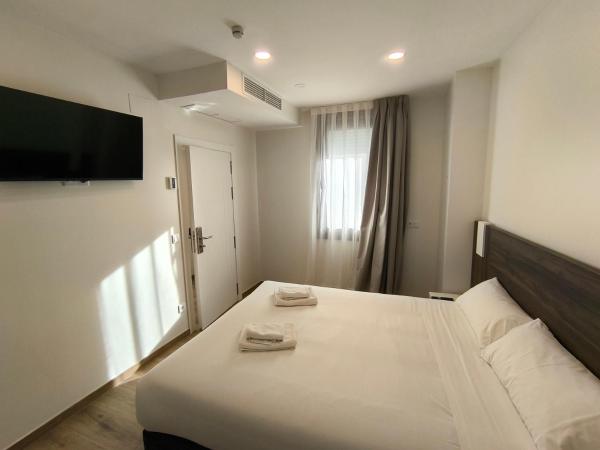Ele GuestHouse Plaza de España, Забронировать  Отели Вальядолид с парковкой, Парковка
