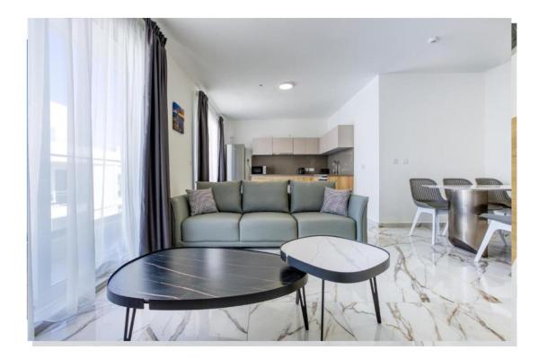 Modern Comfort by the Coast 2 BR Gem - by HostMT, Забронировать  Сент-Полс-Бей Мальта, рядом с Malta National Aquarium