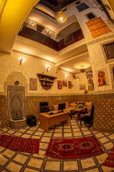 Riad Dar Amir, Забронировать  Отели Феса с парковкой, рядом с Medersa Bouanania, Парковка
