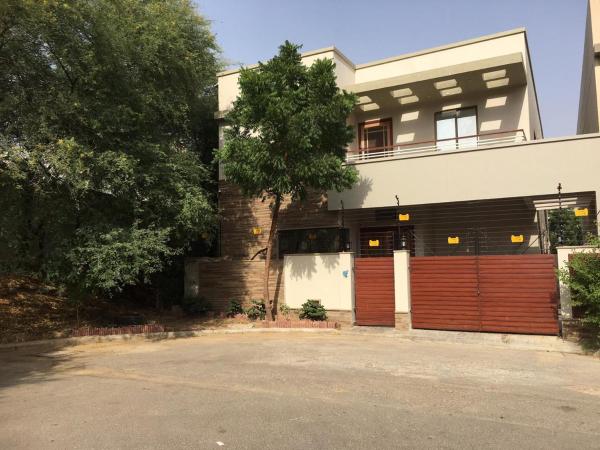 Luxury Villa Bahria Town Karachi, Забронировать  Отели Карачи с парковкой, Парковка