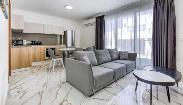 Bright & Modern 2-Bedroom Apartment - by HostMT, Забронировать Апартаменты/квартира Сент-Полс-Бей Мальта, рядом с Malta National Aquarium