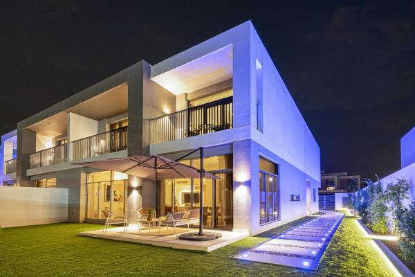 Luxe 6BR Semi-Detached Villa Steps from the Lagoon, Забронировать  Отели Дубая с бассейном, Бассейн