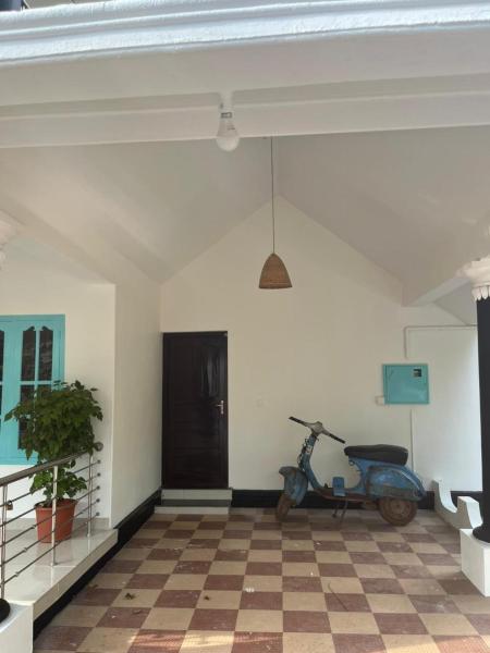 villa mud apples, Забронировать  Отели Варкала с парковкой, рядом с Пляж Varkala Beach, Парковка