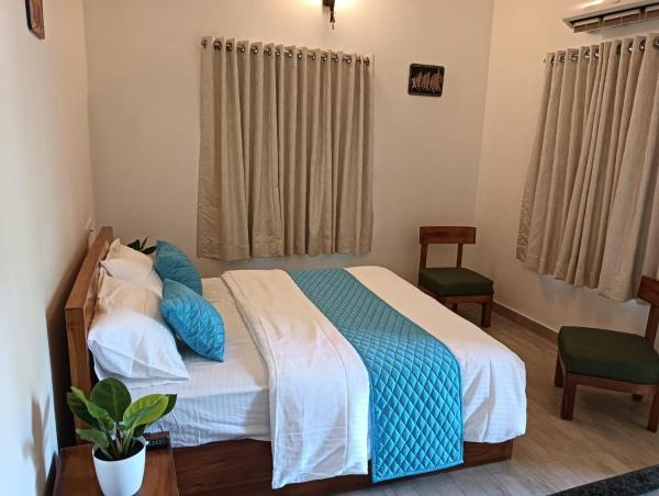Om Villa, Забронировать  Отели Варкала с парковкой, рядом с Пляж Varkala Beach, Парковка