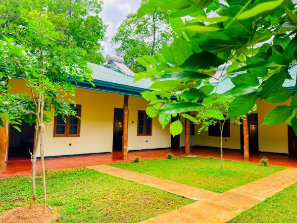 Liyara Lodge Sigiriya, Забронировать  Отели Округа Галле с парковкой, Парковка