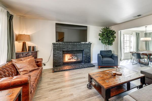 Beautiful Lake-View House Walk to Lake and Village, Забронировать  Отели San Bernardino Mountains с парковкой, Парковка