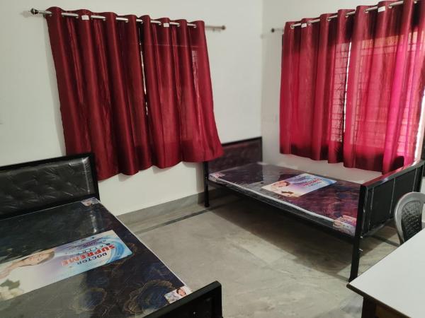 Urban Ladies Hostel at Chinar Park, Забронировать  New Town Западная Бенгалия