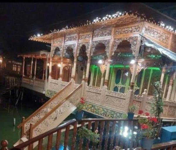 Houseboat New Golden Fleece, Забронировать  Отели Jammu & Kashmir Ski с парковкой, Парковка