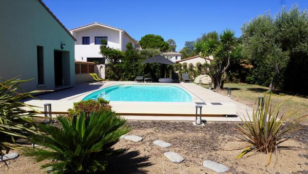 Villa avec piscine, jardin,4 chambres - Palmazur Vacances, Забронировать  Отели Mimosa Road с парковкой, Парковка