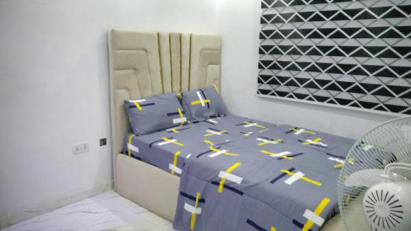 Cozy 3-Bedroom Tradebybata Guest House FUNAAB, Забронировать  Отели Огун с парковкой, Парковка
