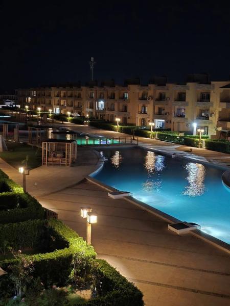 شاليه ارضي غرفتين و2 تواليت لاجولي العين السخنه عائلات فقط, Забронировать  Отели Banī Ghālib с бассейном, Бассейн