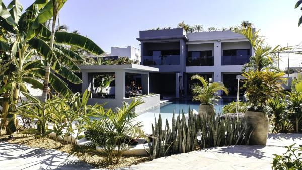 Villa Wazo con piscina uso esclusivo, Забронировать  Отели Mombasa North Coast с парковкой, Парковка