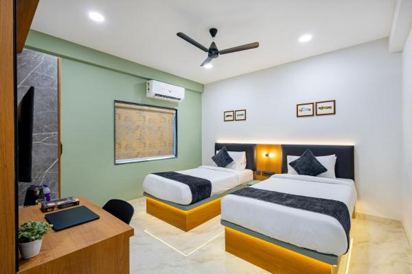 The #7 Story Hotel, Забронировать  Отели Hyderabad Region с парковкой, Парковка