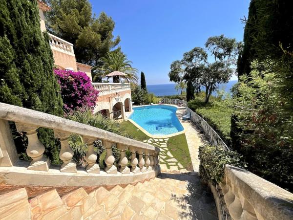 Vu Golf Saint Tropez Stunning Sea View Villa, Забронировать  Отели Сен-Тропе залива с парковкой, Парковка