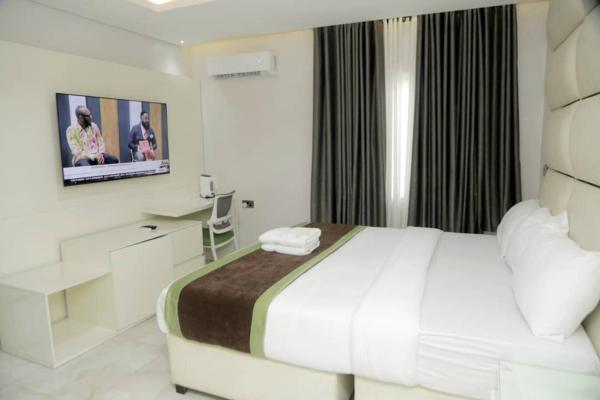 Lushville Hotels and Suites and Apartments, Забронировать Апартаменты/квартира Отели Бенин-Сити с парковкой, Парковка