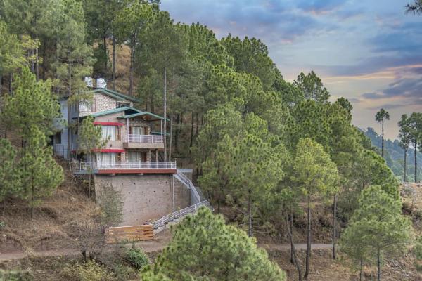 The Raajmahal Retreat I Jacuzzi I Vacations l Pet friendly & 3 Bedroom Villa I Family Events I Sky Bonfire I Kasauli By Exotic Stays, Забронировать  Дхарампур штат Химачал-Прадеш