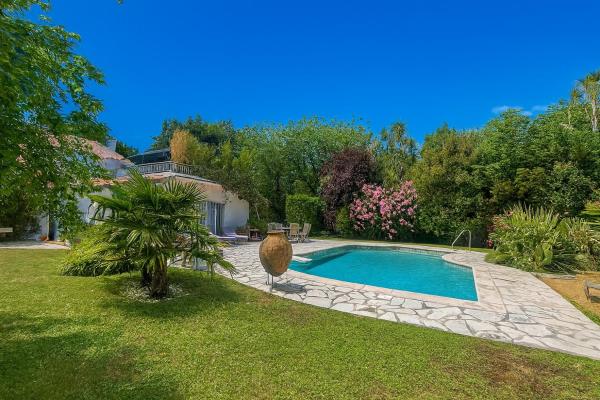 Le Clos du Roc d\Azur Suite climatisée , terrasses privées, piscine, parking sécurisé, Забронировать  Отели Приморских Альпы с парковкой, Парковка