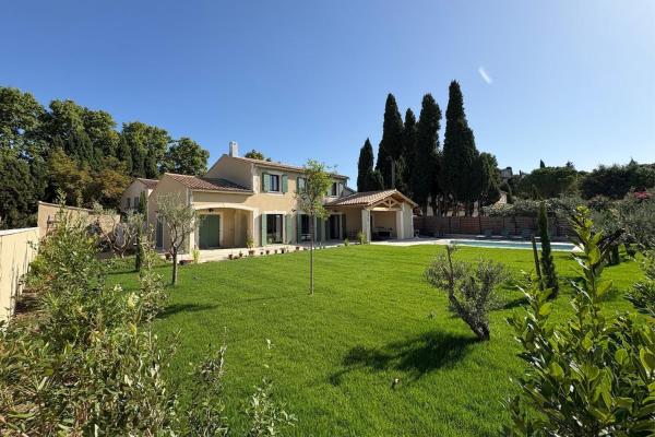 Villa dans les Alpilles avec piscine et jardin, Забронировать  Параду Альпий