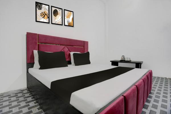SPOT ON by OYO Royal Star Hotel, Забронировать  Suriānwān штат Уттар-Прадеш