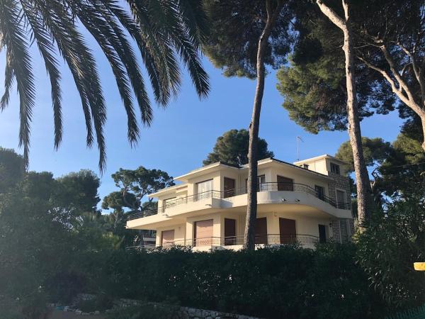 Palmiers et pins face à la mer dans une Villa classée du Cap d Antibes, Забронировать  Отели Приморских Альпы с парковкой, Парковка