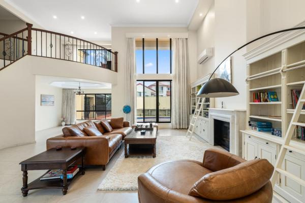 Luxe Villa Spacious Family Home with Pool and Patio, Забронировать  Eight Mile Plains 