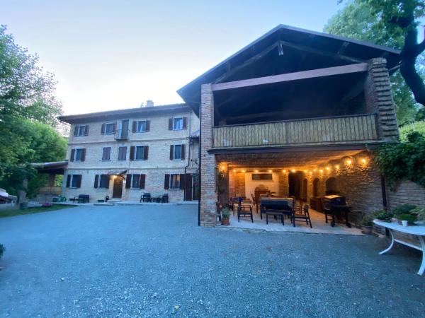 Agriturismo Cascina Frati, Забронировать  Отели Пьемонта с парковкой, Парковка