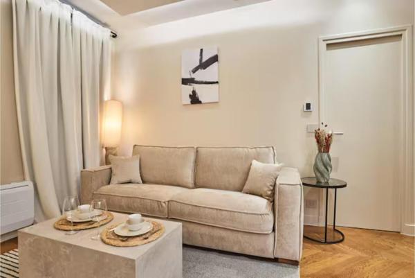 Superb air-conditioned flat on the Champs Elysées, Забронировать  Париж Иль-де-Франс, рядом с Мальзерб