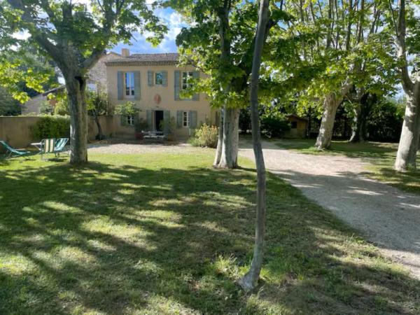 Villa des Platanes - Maison provençale avec jardin, parking & barbecue au cœur du vignoble du Château de Barbebelle Rognes - Proche Aix-en-Provence - 6 personnes, Забронировать  Отели Буш-дю-Рон с парковкой, Парковка
