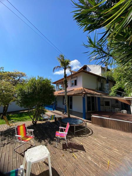 Casa Mar Alto Morro das Pedras a 180m da praia com vista mar, cozinha completa, estacionamento e vibe tranquila no sul da ilha COMPARTILHADA, Забронировать  Отели Флорианополиса с парковкой, Парковка
