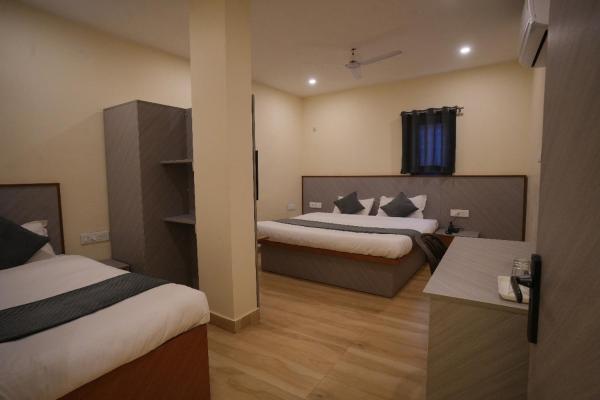 Hotel Aroma, Забронировать  Отели штата Уттар-Прадеша с парковкой, Парковка