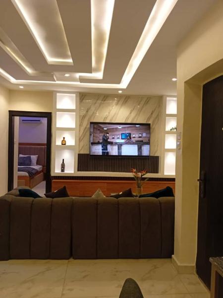 Less2More Luxury Suites, Забронировать  Отели Agege с парковкой, Парковка