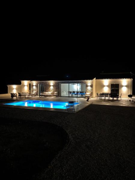 Superbe Villa Arià avec piscine chauffée, Забронировать  Отели Каленцана с бассейном, Бассейн