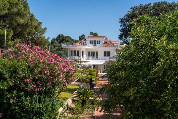 Villa Bianca con accesso diretto alla spiaggia, Забронировать  Куарту-Сант-Элена Южная Сардиния