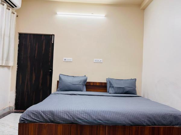 Foreverstay by Olyver Homestay, Забронировать  Отели штата Уттар-Прадеша с парковкой, Парковка