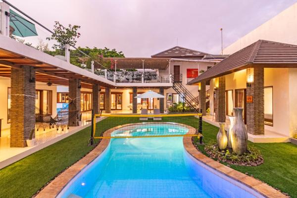 OLDLuxury 5BR with Villa Private Pool & Rooftop Lounge - Heart of Seminyak, Забронировать  Отели провинции Бали с парковкой, Парковка