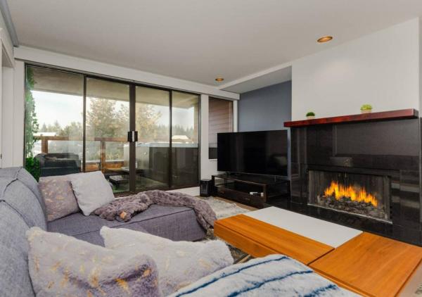 Whistler Village Retreat, Private Hot Tub & Sauna, Забронировать  Отели Уистлер с парковкой, рядом с Whistler Library, Парковка