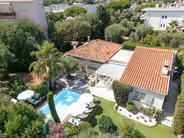 Azurenting - Villa 5 chambres - Juan-les-pins, Забронировать  Отели Приморских Альпы с парковкой, Парковка