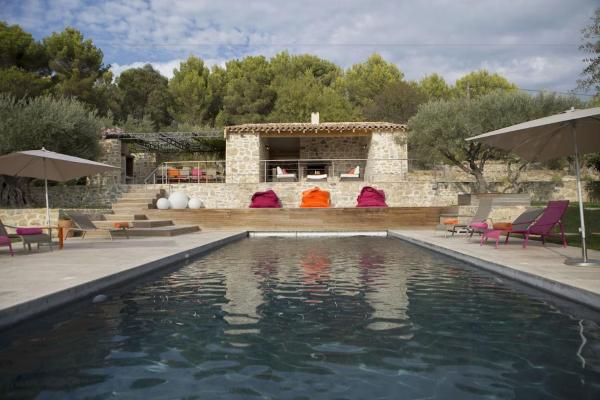 A Serene Luxury Villa in the Heart of Provence, Забронировать  Отели Ле-Кастелле с парковкой, Парковка