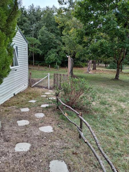 Entre campagne et forêt à 900m du zoo et au pied des pistes cyclables, Забронировать  Отели Ла-Флеш с парковкой, Парковка