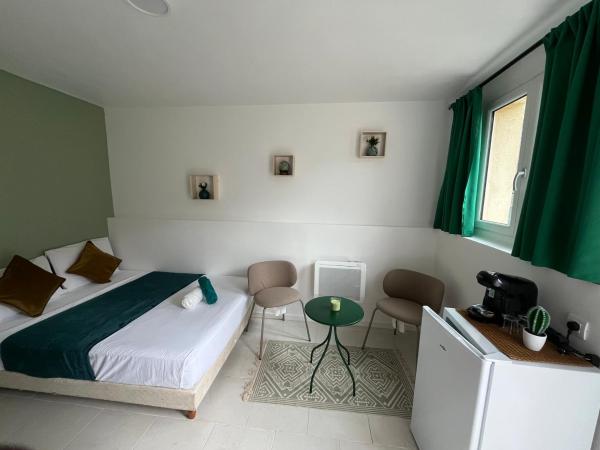 Studios privatifs avec vue sur Jardin, Забронировать  Отели Val d'Oise с парковкой, Парковка