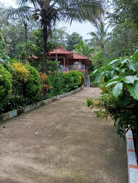 Family Nest Homestay, Забронировать  Отели штата Карнатаки с парковкой, Парковка