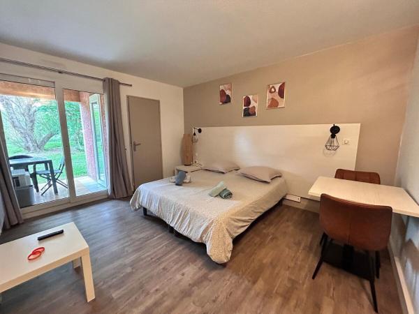 Studio Village Camarguais, Забронировать  Отели Камарг с парковкой, Парковка