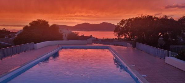 Maison porticcio vue mer chez Olivier, Забронировать  Отели South Corsica с парковкой, Парковка