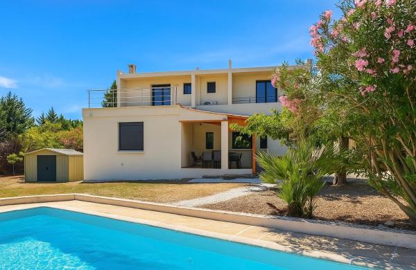 Villa avec piscine à La Favière - 7min de la mer, Забронировать  Отели Mimosa Road с парковкой, Парковка