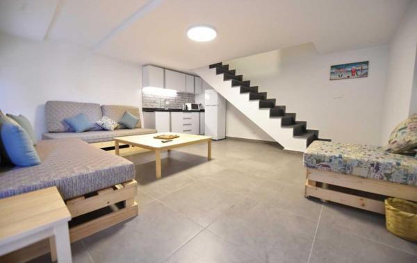 Sea Breeze Duplex Studio in Batroun Souk, Забронировать  Отели Батрун с парковкой, рядом с Phoenician Wall, Парковка